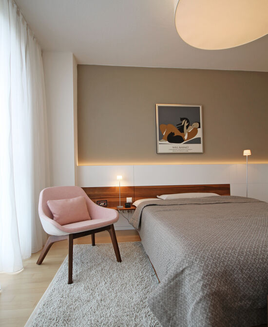 Interior Designer Andreas Ptatscheck, München entwickelt als Innenarchitekt atmosphärische Entwürfe für alle Themen der Innenarchitektur und des Interior Design, hier für ein Schlafzimmer mit Doppelbett und Schirmleuchte.