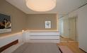 Innenarchitekt Andreas Ptatscheck, München entwickelt als Interior Designer besondere Entwürfe für alle Bereiche der Innenarchitektur und des Interior Design, hier für ein Schlafzimmer mit Bett, Schubkastenkommode und Kleiderschrank.
