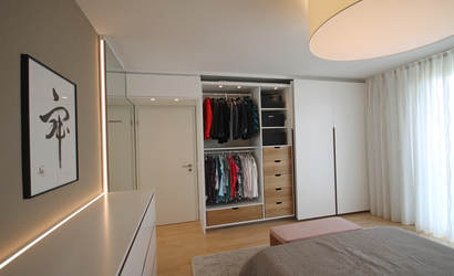 Innenarchitekt Andreas Ptatscheck, München entwickelt als Interior Designer kreative Entwürfe für alle Themen der Innenarchitektur und des Interior Design, hier für einen funktionalen Kleiderschrank mit Innenbeleuchtung.