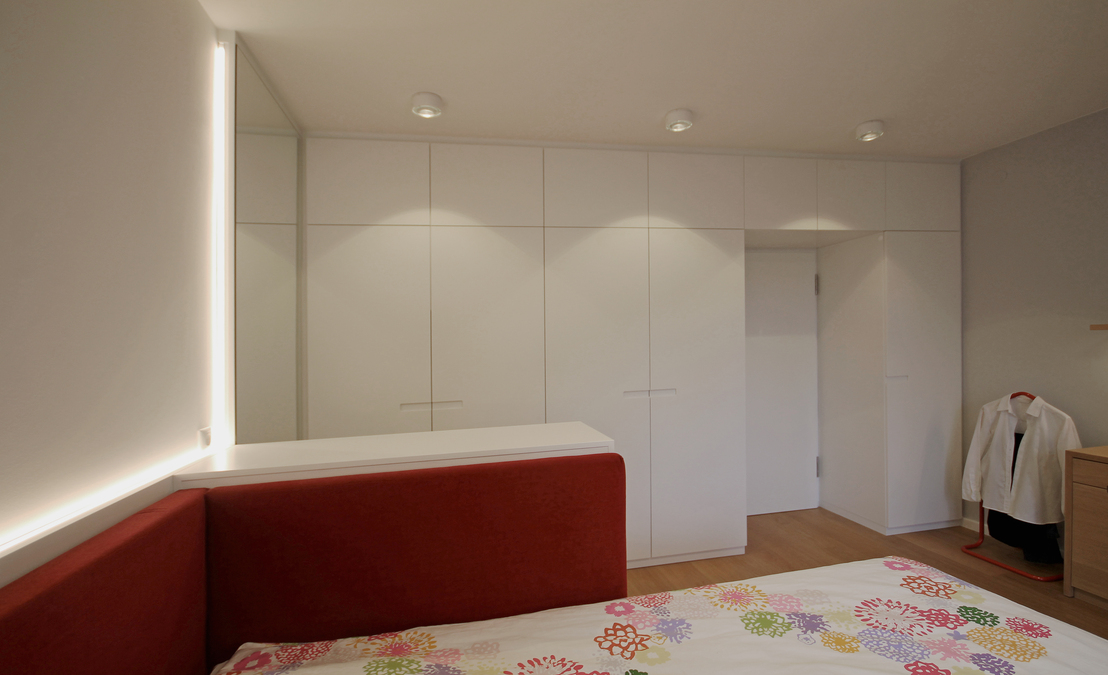 Innenarchitekt und Interior Designer Andreas Ptatscheck, München, baute das Einfamilienhaus um und gestaltete die Innenarchitektur und das Interior Design für das Schlafzimmer mit einem Einbauschrank.