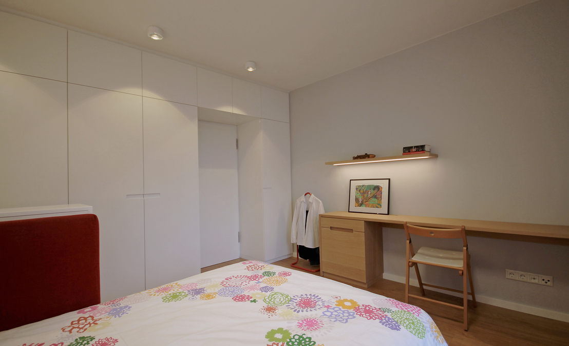 Innenarchitekt und Interior Designer Andreas Ptatscheck, München, baute das Einfamilienhaus um und gestaltete die Innenarchitektur und das Interior Design für das Schlafzimmer mit einem Schreibtisch.