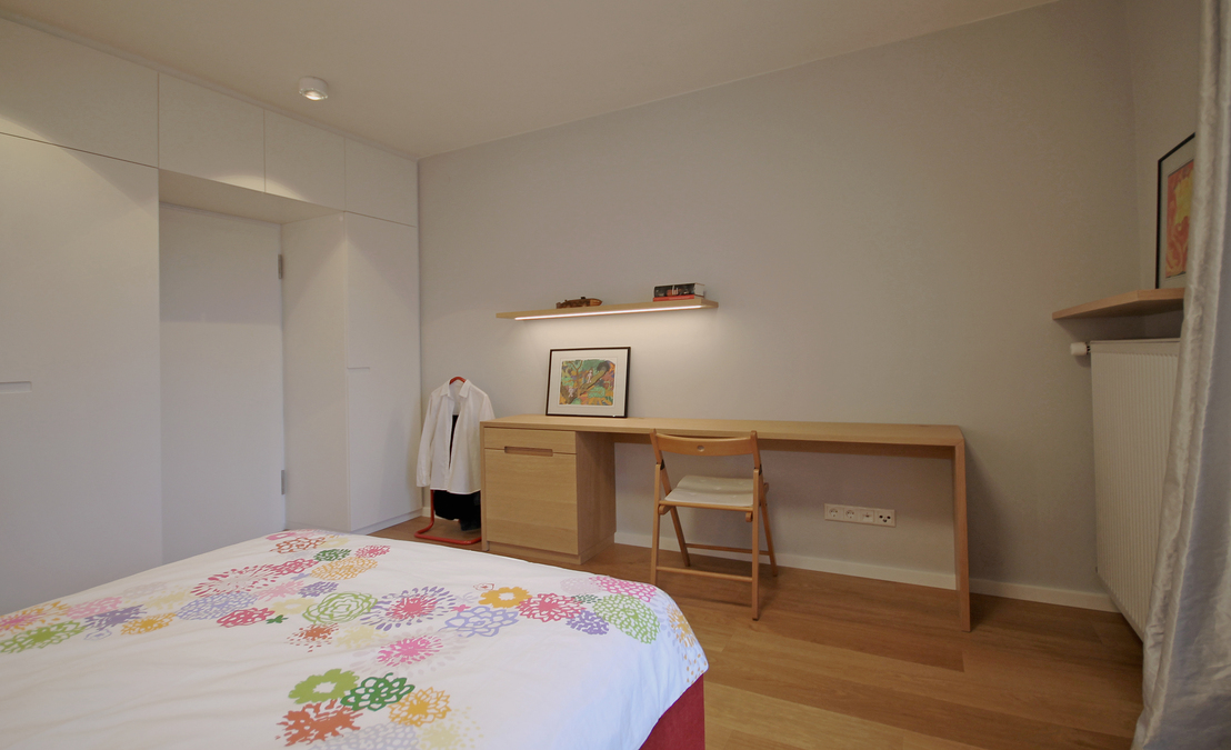 Innenarchitekt und Interior Designer Andreas Ptatscheck, München, baute das Einfamilienhaus um und gestaltete die Innenarchitektur und das Interior Design für das Schlafzimmer mit einem Arbeitsbereich.