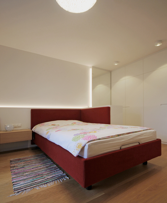 Innenarchitekt und Interior Designer Andreas Ptatscheck, München, baute das Einfamilienhaus um und gestaltete die Innenarchitektur und das Interior Design für das Schlafzimmer mit einem mit Polsterpaneelen eingefassten Bett.