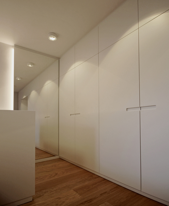 Innenarchitekt und Interior Designer Andreas Ptatscheck, München, baute das Einfamilienhaus um und gestaltete die Innenarchitektur und das Interior Design für das Schlafzimmer mit Ankleide, hier mit Einbauschrank und Spiegel.