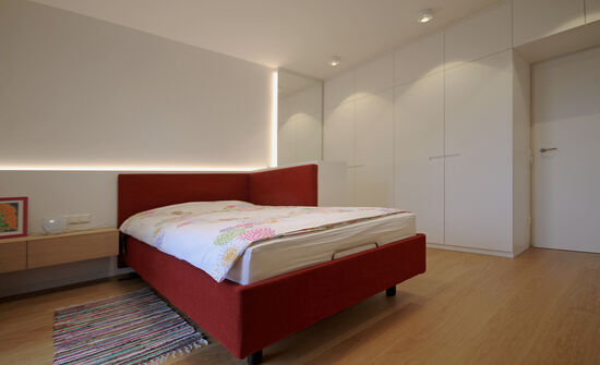 Innenarchitekt und Interior Designer Andreas Ptatscheck, München, baute das Einfamilienhaus um und gestaltete die Innenarchitektur und das Interior Design für das Schlafzimmer mit einem massgeschneiderten Kleiderschrank.