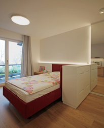 Innenarchitekt und Interior Designer Andreas Ptatscheck, München, baute das Einfamilienhaus um und gestaltete die Innenarchitektur und das Interior Design für das Schlafzimmer mit einem elektrisch höhenverstellbaren Bett.