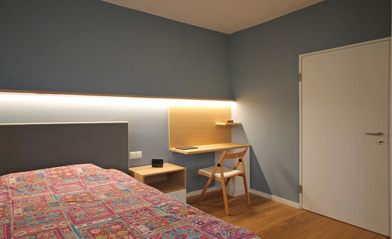Innenarchitekt und Interior Designer Andreas Ptatscheck, München, baute das Einfamilienhaus um und gestaltete die Innenarchitektur und das Interior Design für das Schlafzimmer mit einer kleinen Schreibtischecke.