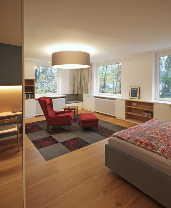 Innenarchitekt und Interior Designer Andreas Ptatscheck, München, baute das Einfamilienhaus um und gestaltete die Innenarchitektur und das Interior Design für das Schlafzimmer mit einem Wohnbereich mit Sessel und TV.