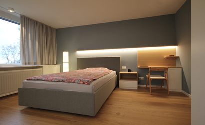 Innenarchitekt und Interior Designer Andreas Ptatscheck, München, baute das Einfamilienhaus um und gestaltete die Innenarchitektur und das Interior Design für das neue Schlafzimmer mit einem Bett mit gepolstertem Betthaupt.