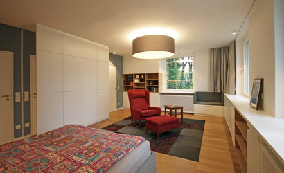 Innenarchitekt und Interior Designer Andreas Ptatscheck, München, baute das Einfamilienhaus um und gestaltete die Innenarchitektur und das Interior Design für das Schlafzimmer mit vorgelagerten Wohnbereich.