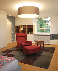 Innenarchitekt und Interior Designer Andreas Ptatscheck, München, baute das Einfamilienhaus um und gestaltete die Innenarchitektur und das Interior Design für das Schlafzimmer mit einem Ohrensessel und Fusshocker.