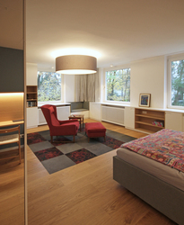 Innenarchitekt und Interior Designer Andreas Ptatscheck, München, baute das Einfamilienhaus um und gestaltete die Innenarchitektur und das Interior Design für das Schlafzimmer mit einem Wohnbereich mit Sessel und TV.