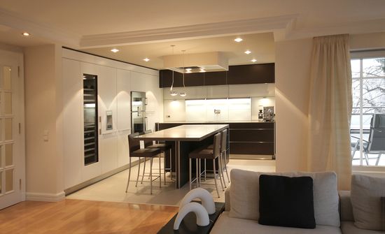 Die Fronten der Küche bestehen aus weißem Lack oder eloxiertem Aluminium, die Küchengeräte wie Weinkühlschrank, Dampfgarer und Geschirrspüler sind perfekt integriert. 
