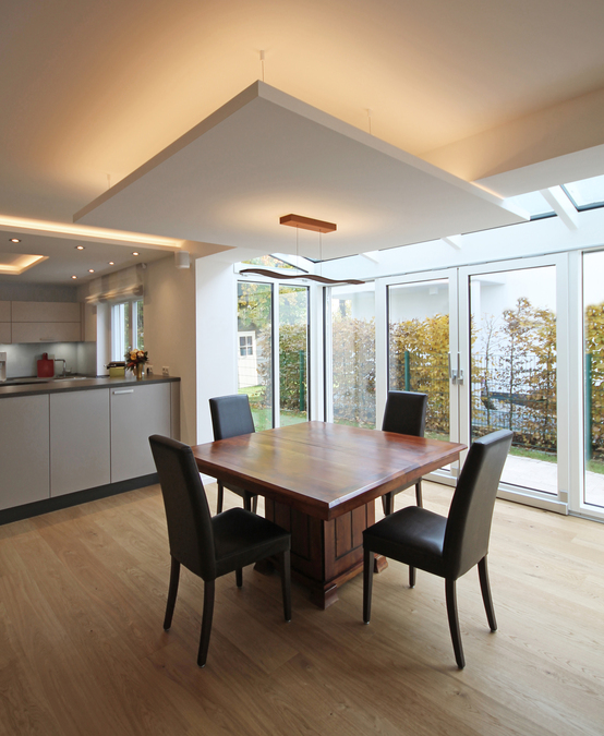 Innenarchitekt und Interior Designer Andreas Ptatscheck, München, inszenierte den Speisebereich mit einem Deckensegel innerhalb des Großraums.