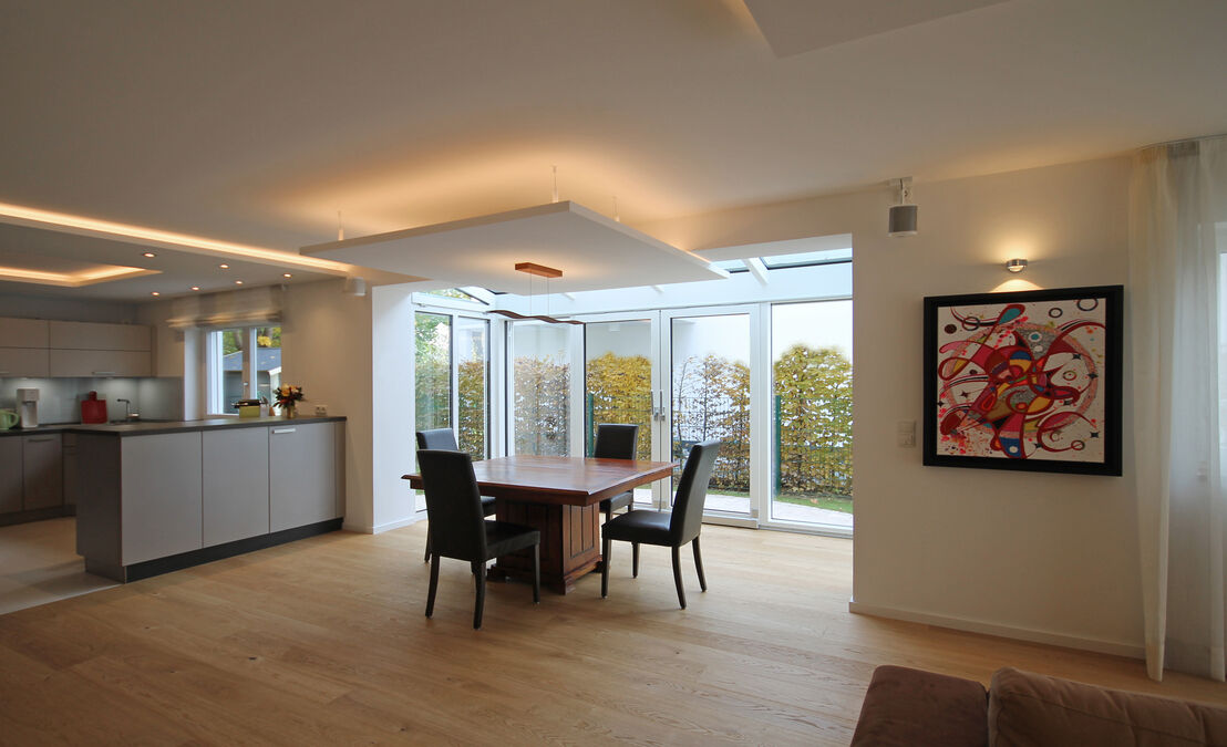 Innenarchitekt und Interior Designer Andreas Ptatscheck, München, erweiterte die Erdgeschossfläche um einen Wintergarten und schaffte so Platz für deinen großzügigen Essbereich.