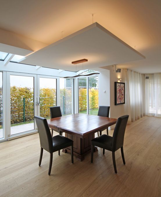 Innenarchitekt und Interior Designer Andreas Ptatscheck, München, schaffte einen großzügigen Speisebereich, indem er die Erdgeschossfläche um einen Wintergraten vergrößerte.