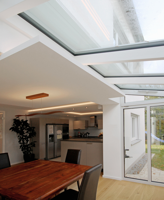 Für Innenarchitekt und Interior Designer Andreas Ptatscheck, München, war es wichtig, den neuen Speisebereich mit natürlichem Tageslicht zu versorgen und platzierte ihn im Wintergarten.