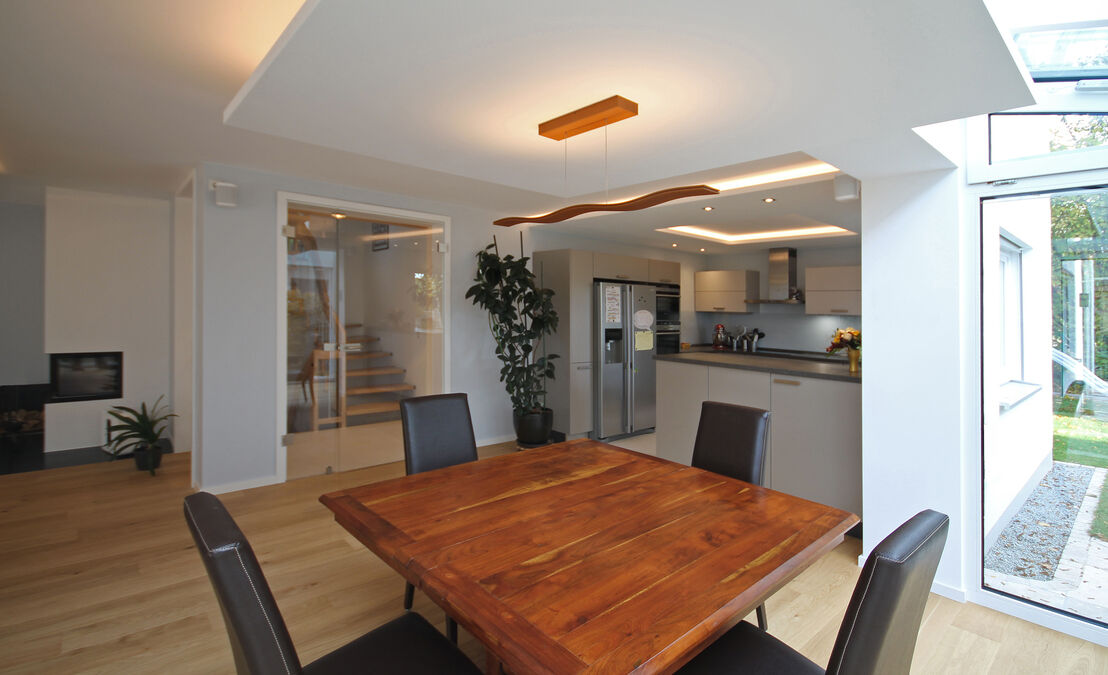 Innenarchitekt und Interior Designer Andreas Ptatscheck, München, vereinte in seinem Entwurfskonzept die Funktionen Küche, Speisen und Wohnen, dabei wurde auch die Diele mit berücksichtigt.