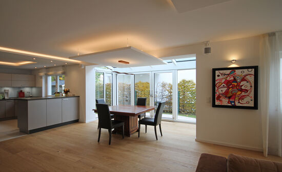 Innenarchitekt und Interior Designer Andreas Ptatscheck, München, erweiterte die Erdgeschossfläche um einen Wintergarten und schaffte so Platz für deinen großzügigen Essbereich. Innenarchitekt und Interior Designer Andreas Ptatscheck, München, erweiterte die Erdgeschossfläche um einen Wintergarten und schaffte so Platz für deinen großzügigen Essbereich.