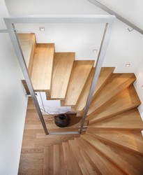 Innerhalb eines Mehrfamilienhauses verbindet die Treppe zwei Geschosse einer Wohnung; das öffentliche Treppenhaus muss nicht betreten werden. Sie besteht aus massiver Eiche.