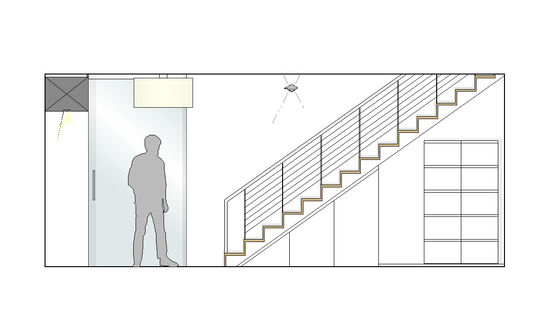 Der Raum unter der Treppe wurde als Stauraum genutzt und wird mit weiß lackierten Drehtüren abgeschlossen. Hier findet sich Platz für Schuhe und Staubsauger und Putzmittel.