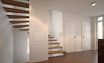 Innenarchitekt und Interior Designer Andreas Ptatscheck, München, entwickelt den Entwurf für die Innenarchitektur und das Interior Design von Neubauten und Umbauten, dabei z.B. die Treppe.