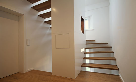 Innenarchitekt und Interior Designer Andreas Ptatscheck, München, entwickelt den Entwurf für die Innenarchitektur und das Interior Design von Neubauten und Umbauten, dabei z.B. ein innenliegende Holztreppe.