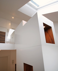 Innenarchitekt und Interior Designer Andreas Ptatscheck, München, entwickelt den Entwurf für die Innenarchitektur und das Interior Design von Neubauten und Umbauten, z.B. eine einläufige Treppe.