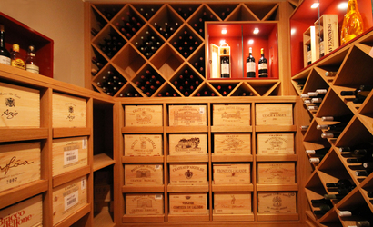 Das Weinregal innerhalb des Weinkellers bietet Stauraum für einzelne Weinflaschen wie für Weinkisten. Die Regalfächer für die Flaschen sind diagonal angeordnet.
