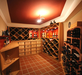 Der Weinkeller ist gekühlter Lagerraum, strahlt gleichzeitig eine warme Atmosphäre aus, die den Aufenthalt in der Vinothek mit den Einbauten aus Eiche zum Erlebnis macht.