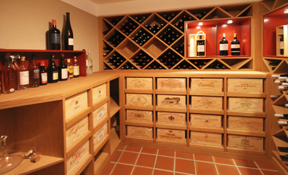 Der optimal klimatisierte Raum erlaubt die langjährige Lagerung von hochwertigen Weinen, der Raum ist aber nicht nur Lager, sondern ermuntert auch zu einer Weinprobe vor Ort.