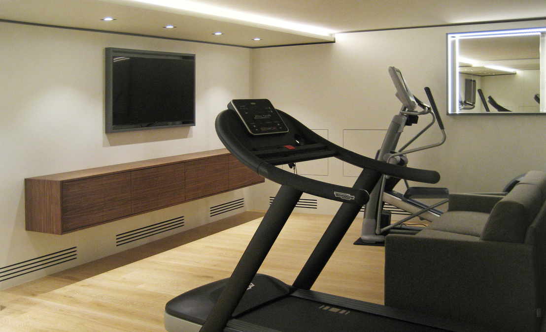 Interior Designer Andreas Ptatscheck, München, gestaltete das Interior Design des Fitnessraumes passend zur Innenarchitektur des Einfamilienhauses, Abhangdecke mit Lichtvoute.