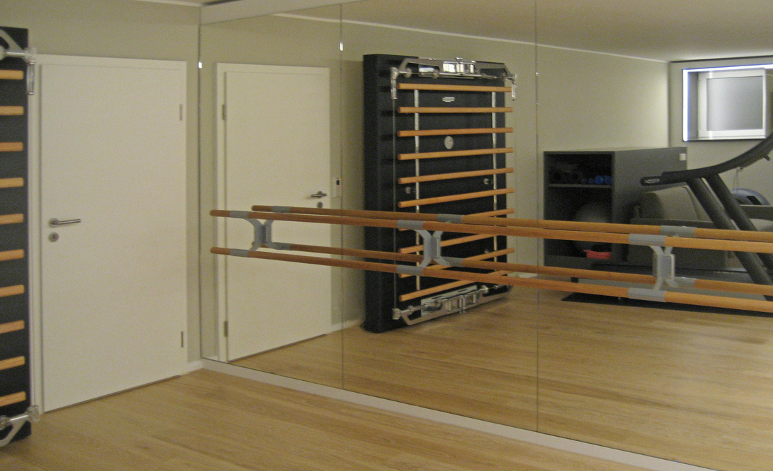 Interior Designer Andreas Ptatscheck, München, gestaltete das Interior Design des Fitnessraumes passend zur Innenarchitektur des Einfamilienhauses, Spiegelpaneele.