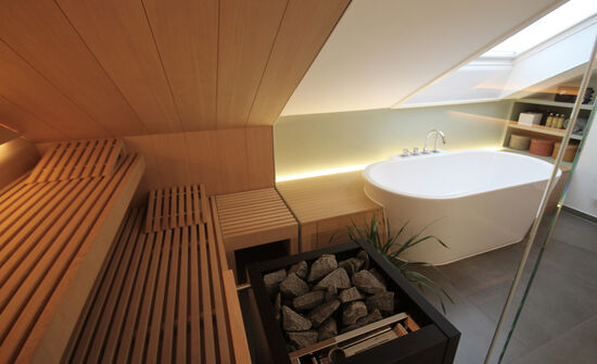 Interior Designer Andreas Ptatscheck, München, gestaltete das Interior Design des Wellnessbades passend zur Innenarchitektur der Doppelhaushälfte, Sauna mit Glaswand und Badewanne.