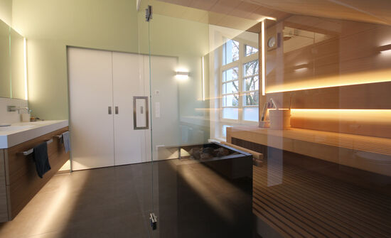 Interior Designer Andreas Ptatscheck, München, gestaltete das Interior Design des Wellnessbades passend zur Innenarchitektur der Doppelhaushälfte, Sauna als Panoramasauna im Bad.