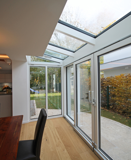 Innenarchitekt Andreas Ptatscheck, München, positionierte den neuen Speisebereich im Wintergarten, um ihn mit Tageslicht zu versorgen.