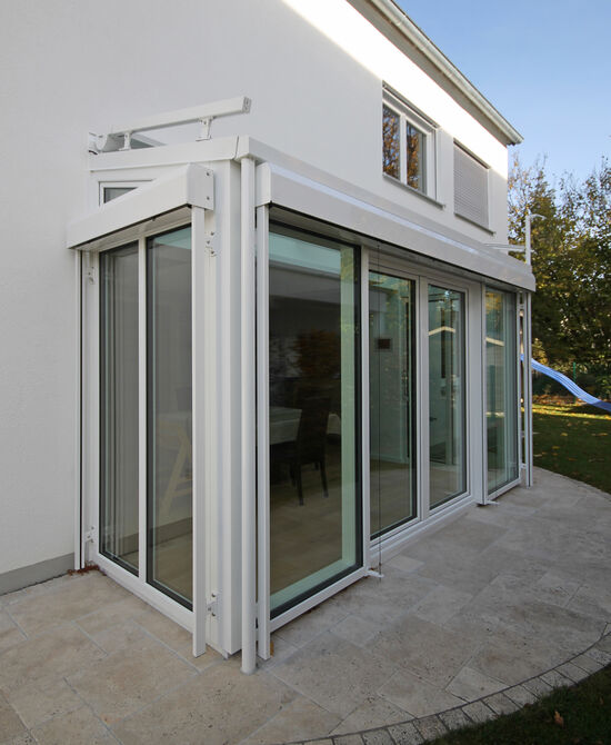 Der von Innenarchitekt und Interior Designer Andreas Ptatscheck, München, entworfene Wintergarten versorgt das Erdgeschoss des Einfamilienhauses mit natürlichem Tageslicht.