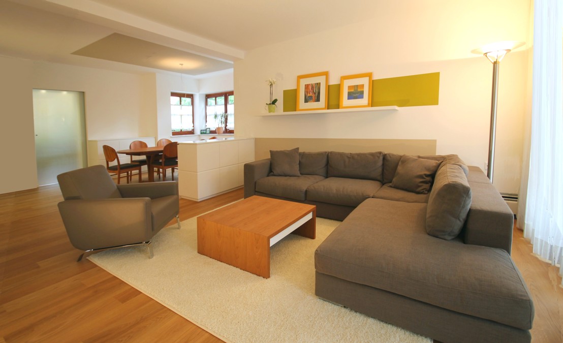 Die Konzeption von schlichten geradlinigen Formen in einer Umsetzung mit warmen Farben und Materialien schafft ein ruhiges, angenehmes und harmonisches Raumgefühl.