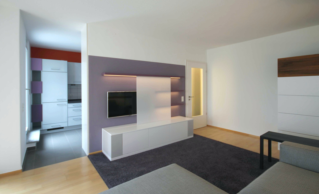 Das Medienboard beherbergt die technischen Geräte wie Receiver, DVD-Player, Verstärker, auch die Lautsprecherboxen sind im Einbauschrank neben Schüben für DVD und CD integriert.