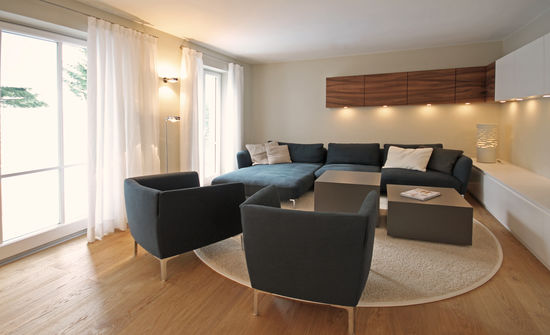 Innenarchitekt Andreas Ptatscheck, München entwickelt als Interior Designer kreative Raumideen für alle Bereiche der Innenarchitektur und des Interior Design, hier für einen Wohnbereich mit Loungesofa und Sessel.