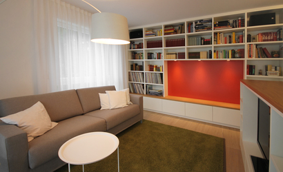 Innenarchitekt Andreas Ptatscheck, München erstellt als Interior Designer Raumlösungen für alle Themen der Innenarchitektur und des Interior Design, hier für ein Wohnzimmer mit Bücherregal.