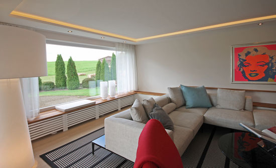 Innenarchitekt Andreas Ptatscheck, München entwickelt als Interior Designer kreative Entwürfe für alle Bereiche der Innenarchitektur und des Interior Design, hier für ein Wohnzimmer mit einem Loungesofa.