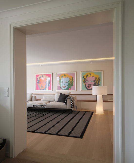 Innenarchitekt und Interior Designer Andreas Ptatscheck, München befasst sich mit allen Aufgaben der Innenarchitektur und des Interior Design, hier mit einem Wohnzimmer mit Sofa, Teppich und Stehleuchte.