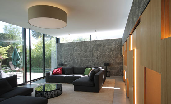 Innenarchitekt Andreas Ptatscheck, München entwickelt als Interior Designer kreative Raumideen für alle Aufgaben der Innenarchitektur und des Interior Design, hier für ein Wohnzimmer mit Teppich, Sofa und Schirmleuchte.