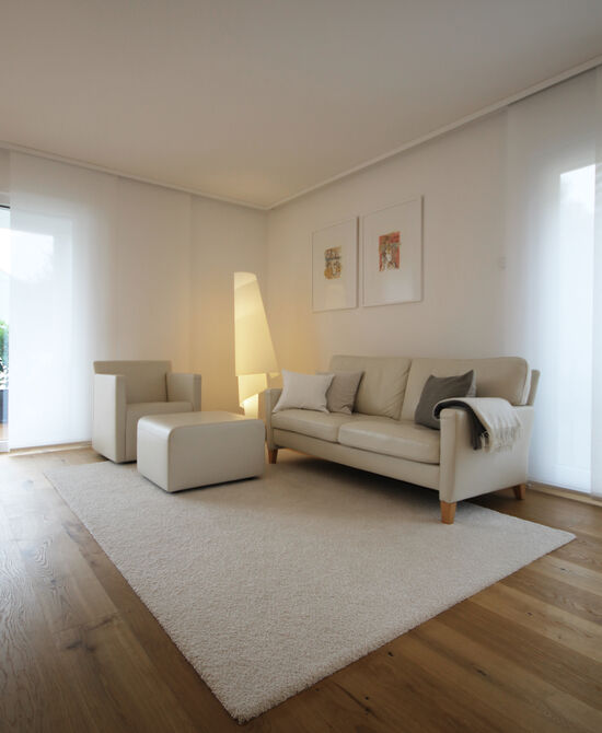 Innenarchitekt Andreas Ptatscheck, München entwirft als Interior Designer kreative Raumkonzepte für alle Themen der Innenarchitektur und des Interior Design, hier für ein Wohnzimmer mit Teppich und Flächenvorhängen.