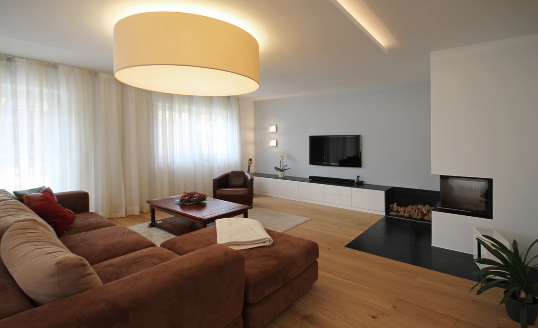 Innenarchitekt Andreas Ptatscheck, München, entwickelt als Interior Designer kreative Raumideen für alle Bereiche der Innenarchitektur und des Interior Design, hier für den Wohnbereich mit Kamin in einem Einfamilienhaus.