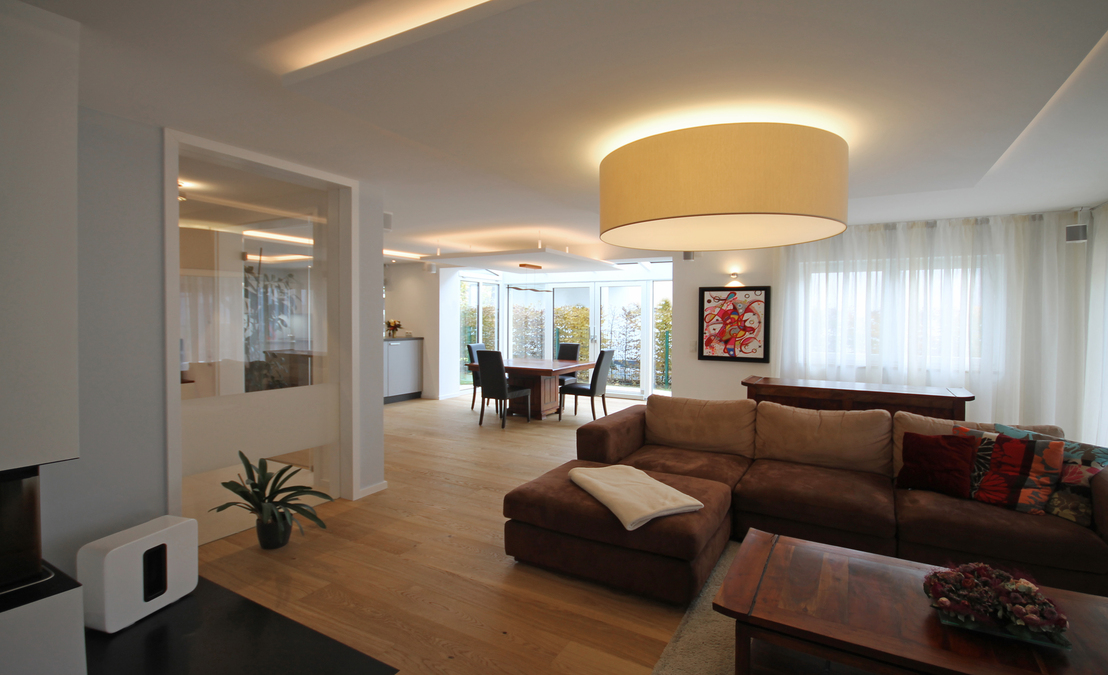 Innenarchitekt und Interior Designer Andreas Ptatscheck, München, entwickelt exklusive Raumentwürfe für alle Themen der Innenarchitektur und des Interior Design, hier für einen fließenden Wohnraum mit Küche und Speisebereich.