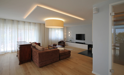 Innenarchitekt Andreas Ptatscheck, München, erarbeitet Raumkonzepte, z.B. für Wohnzimmer, stimmt dabei Farben und Materialien aufeinander ab und erarbeitet ein Beleuchtungskonzept.