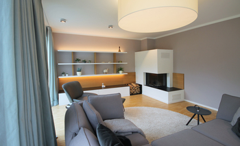 Innenarchitekt Andreas Ptatscheck, München, führte den Umbau des Einfamilienhauses aus und entwarf das Interior Design für das Speisezimmer, den Wintergarten und die Küche.