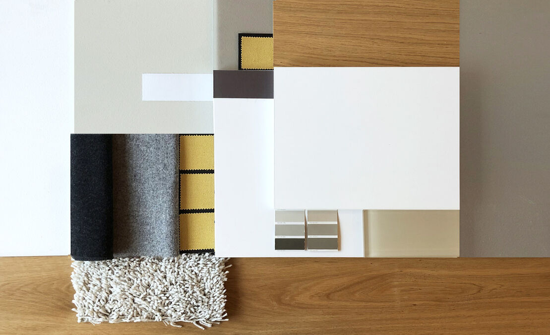 Kreatives Collage aus unterschiedlichen Materialien und Farbmustern für die Innenraumgestaltung eines modernen Appartements.
